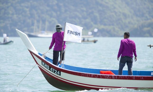 Una "linea d'arrivo" durante le regate ISAF Youth in Malesia...