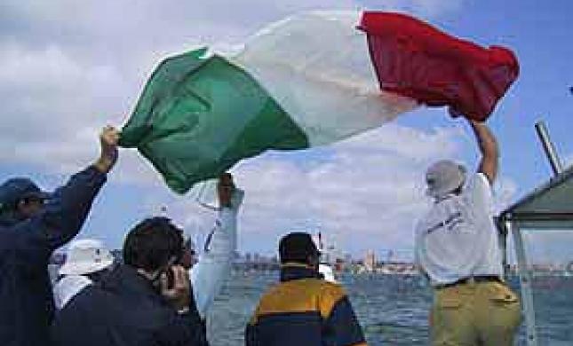 Giornalisti-tifosi sulla barca media a Sydney