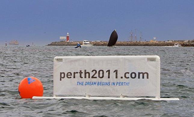 "I sogni cominciano a Perth", dice questo poster galleggiante. Ma a Perth non c'era nessun italiano (ad eccezione di Flavia Tartaglini e Marcantonio Baglione, in trasferta personale), nè atleti nè tecnici, per iniziare a sognare... Il Consiglio è tutto preso dalla questione-Statuto, e dimentica che c'è una preparazione olimpica che sta entrando nella fase decisiva?