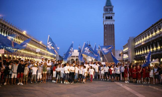 La base della FIV sventola le bandiere...